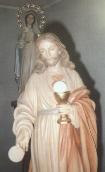 Le 29 juin 1997: Après être sortie du côté de Jésus sur le crucifix, l’eucharistie traverse la boite en verre la protégeant. 
