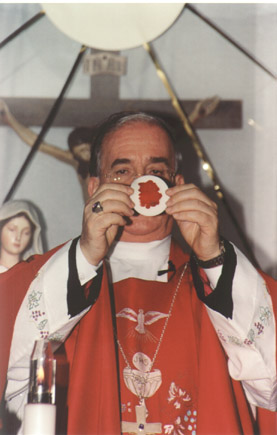 11 de junio del 2000: milagro Eucarístico durante la Misa celebrada para el Obispo Claudio Gatti en el lugar taumatúrgico."> </a>
						</div>

						<div id=